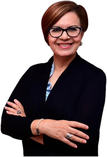 Katia Sermeño, psicóloga, sonriendo con los brazos cruzados